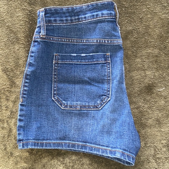 Old Navy Patch Pocket Denim Mid Rise Shorts Medium Wash Slight Distressed Size 8 - Picture 12 of 14